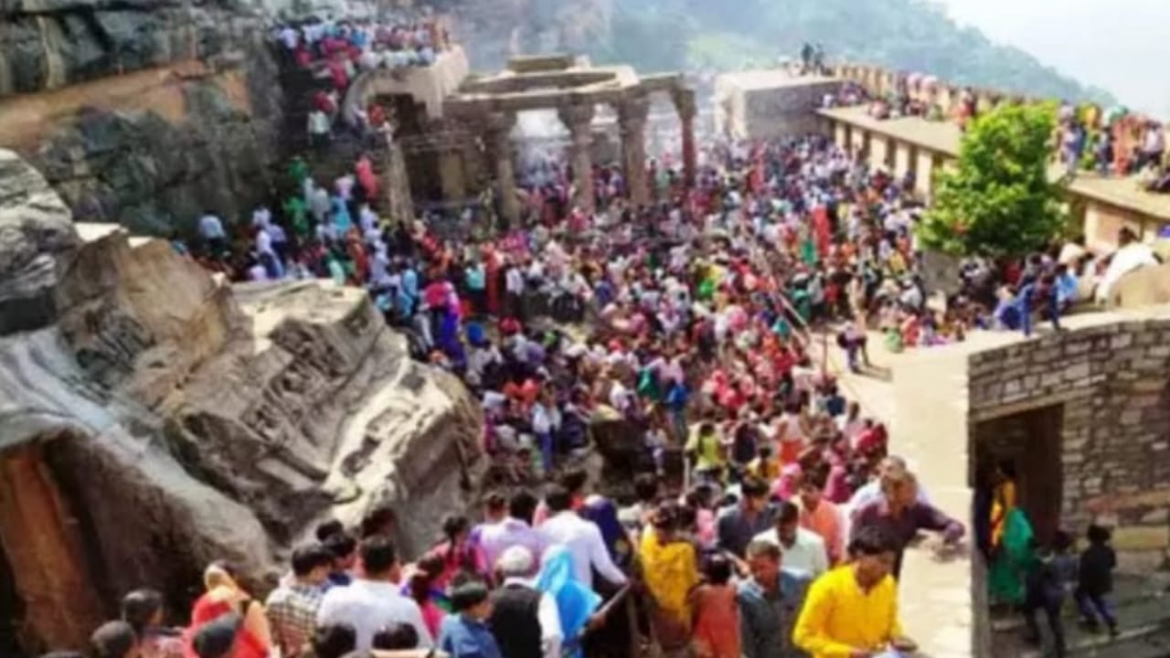 कार्तिक मेले पर 'कालिंजर' में उमड़ा सैलाब : श्रद्धालुओं नें किये 'नीलकंठेश्वर' के दर्शन