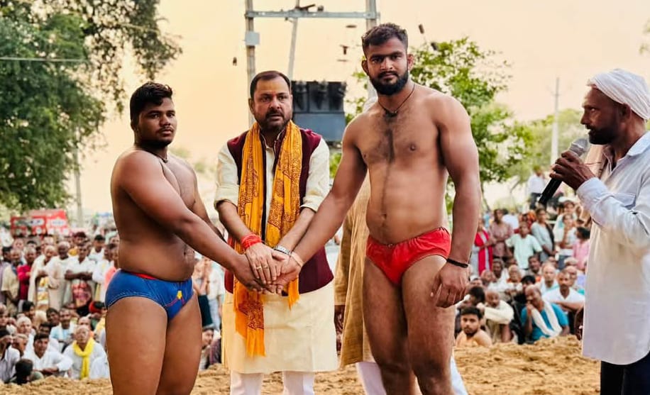 विधायक प्रकाश नें दंगल को बना दिया मंगल: दांव पेंच के हुये अनोखे प्रदर्शन