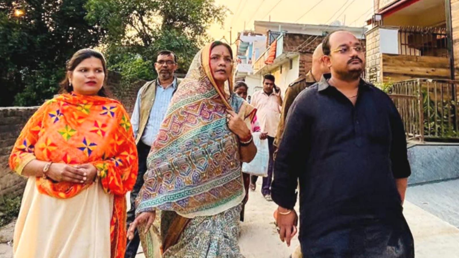 मालती-अंकित का 'विकास ड्राइव' : बांदा में 'नई सड़कों' व कुएं के 'जीर्णोद्धार' से चमके मोहल्ले