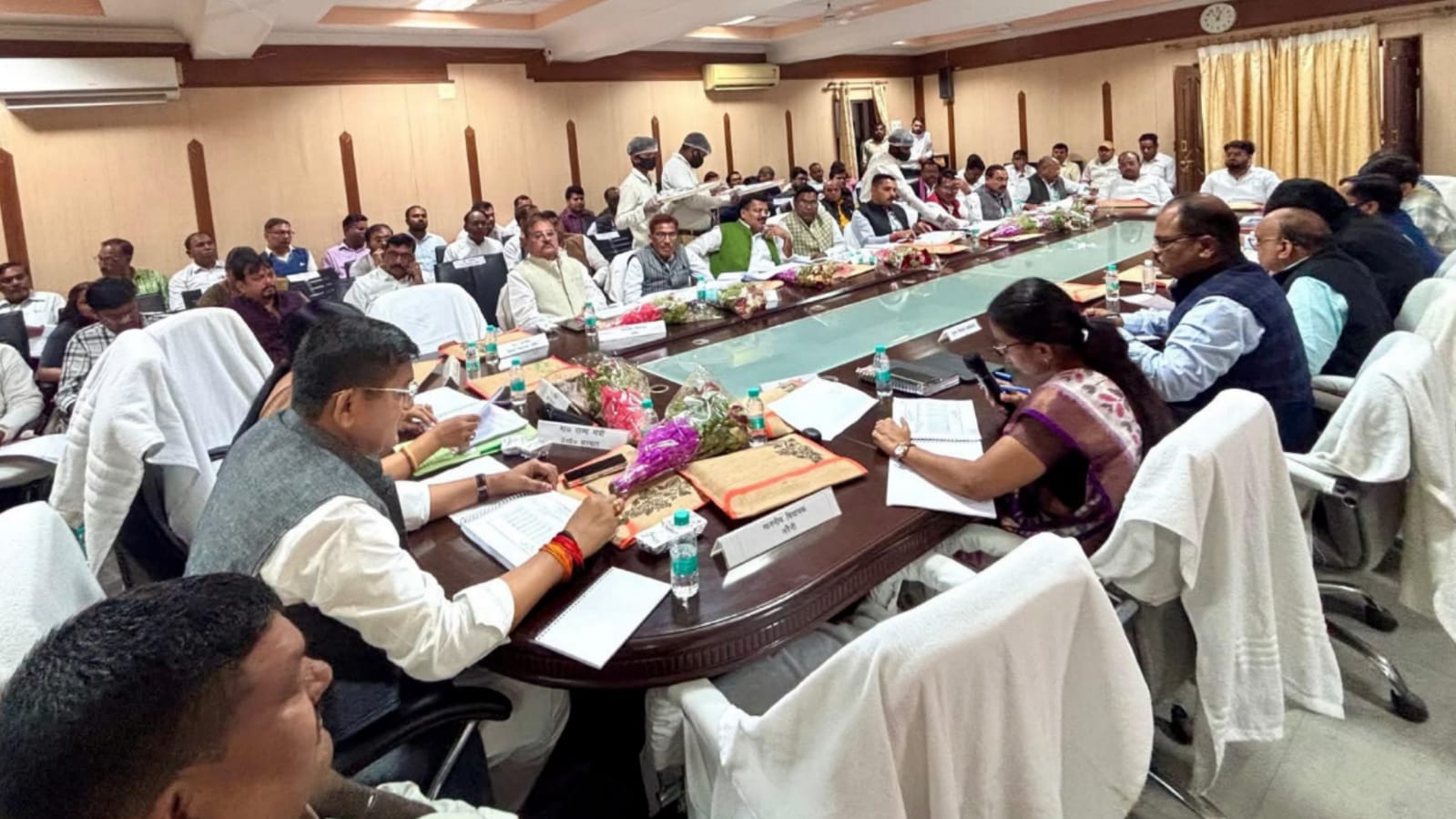 दिशा समिति की बैठक में गूंजी 'जवाबदेही' की आवाज़: विकास कार्यों की 'रफ्तार' पर सख्ती