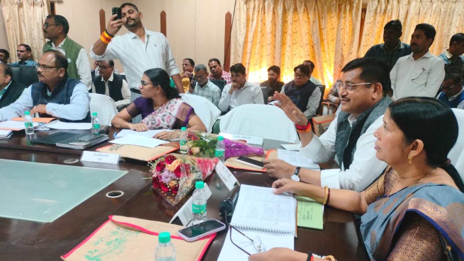 दिशा समिति की बैठक में गूंजी 'जवाबदेही' की आवाज़: विकास कार्यों की 'रफ्तार' पर सख्ती