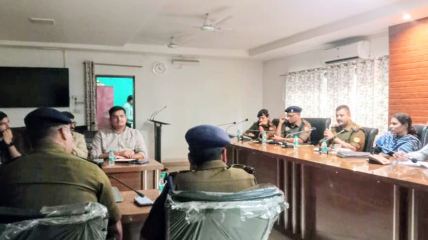 डीएम-एसपी ने "कसी लगाम" : अवैध खनन, ओवरलोडिंग व माफियाओं पर चलेगा "डंडा"