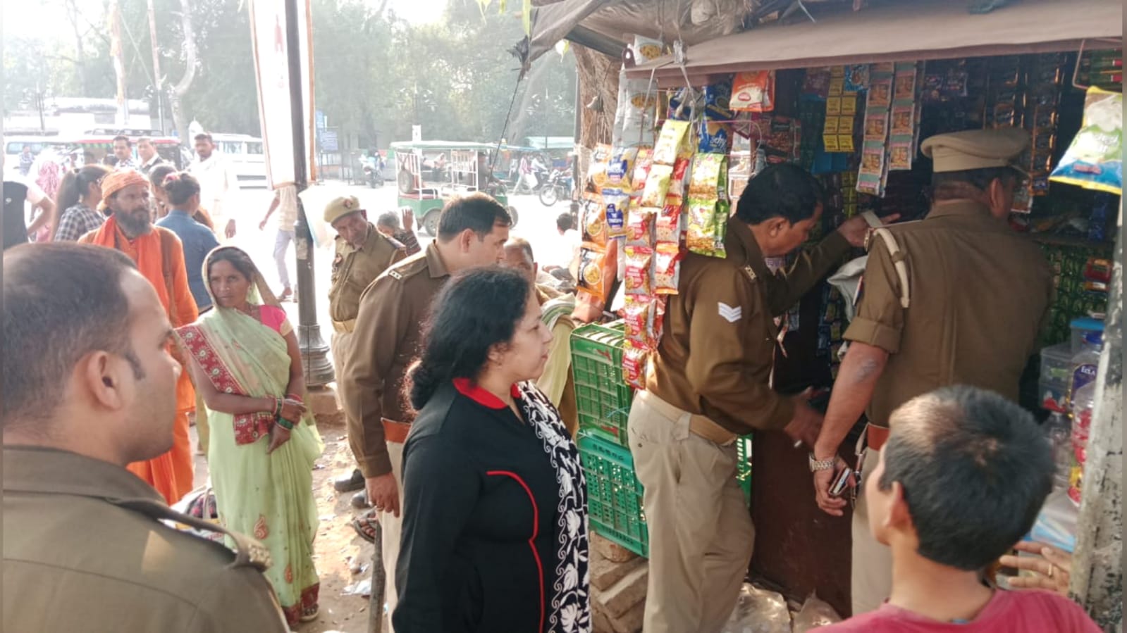 बांदा में आबकारी विभाग की 'दबिश' : शराब दुकानों के निरीक्षण से 'हड़कंप'