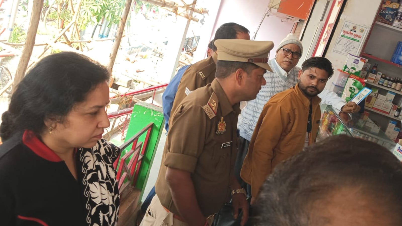 बांदा में आबकारी विभाग की 'दबिश' : शराब दुकानों के निरीक्षण से 'हड़कंप'