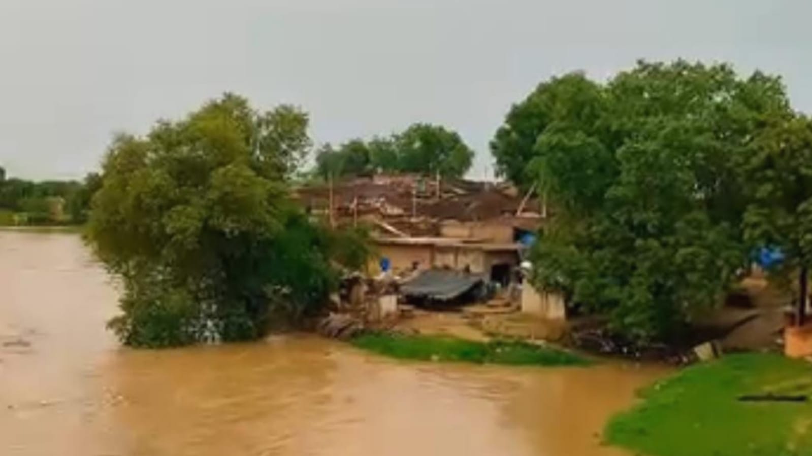अरछा बरेठी गांव का 'अस्तित्व' खतरे में: हर साल 'बाढ़' से सैकड़ों लोग 'बेघर'