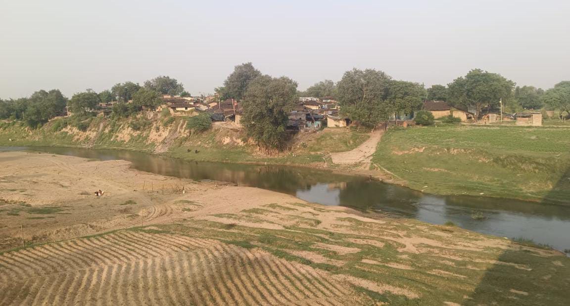 अरछा बरेठी गांव का 'अस्तित्व' खतरे में: हर साल 'बाढ़' से सैकड़ों लोग 'बेघर'