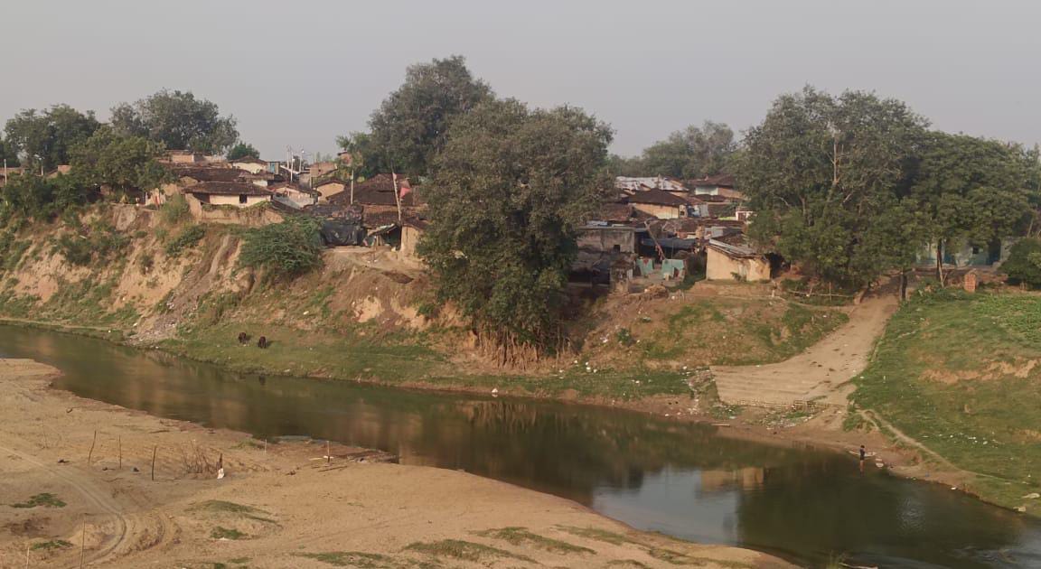 अरछा बरेठी गांव का 'अस्तित्व' खतरे में: हर साल 'बाढ़' से सैकड़ों लोग 'बेघर'