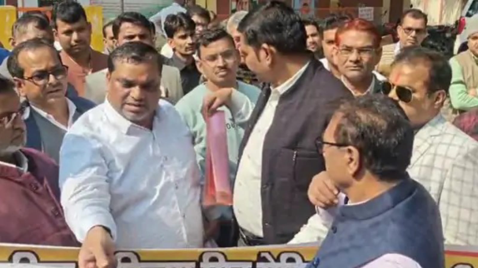 निजी प्राथमिक चिकित्सा कर्मियों द्वारा प्रदर्शन: सरकार की नीतियों के खिलाफ ज्ञापन