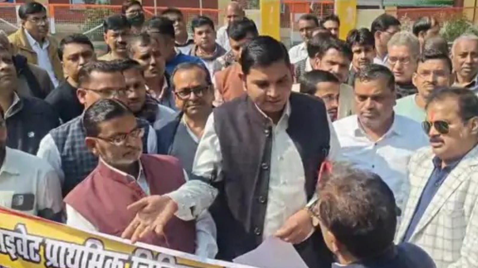 निजी प्राथमिक चिकित्सा कर्मियों द्वारा प्रदर्शन: सरकार की नीतियों के खिलाफ ज्ञापन