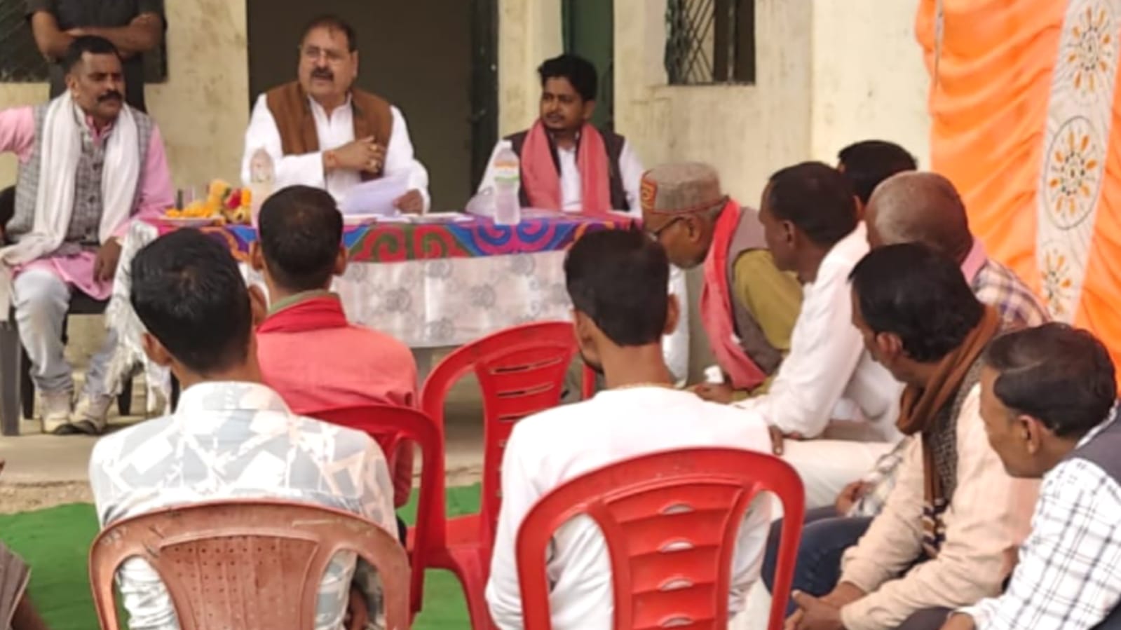 विधायक विशम्भर 'मतदाताओं' में 'पुनरीक्षण' के बनें 'नायक' : विपक्षियों को लगते 'खलनायक' ?