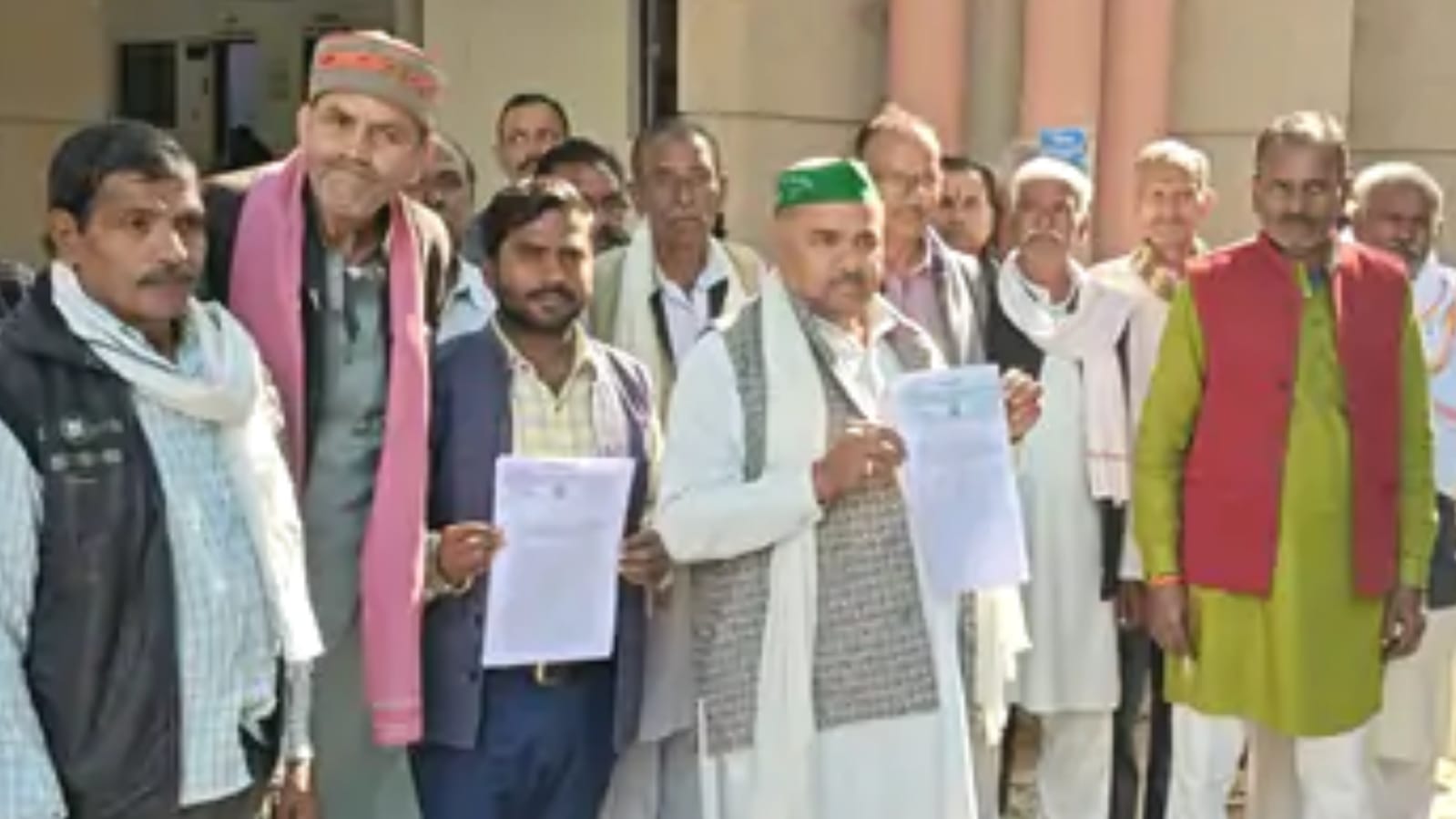 चकबंदी कार्य में 'धीमी गति और भ्रष्टाचार' से किसानों में 'आक्रोश' : दिया ज्ञापन
