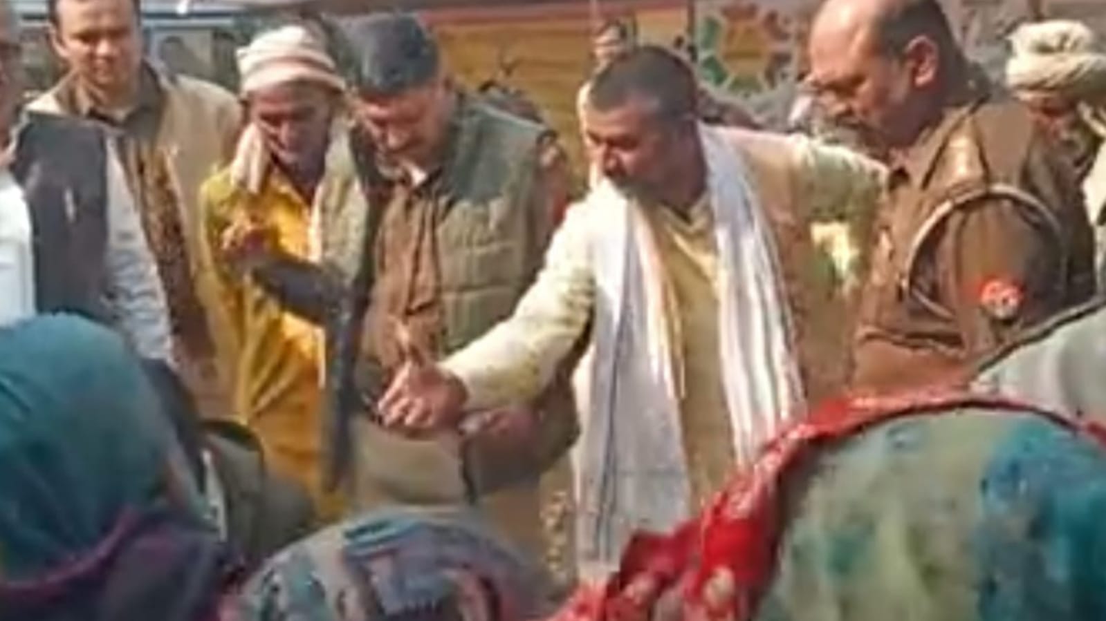 मचा कोहराम : 'अलाव' ताप रहीं ननद-भाभी को ट्रैक्टर ने रौंदा, दोनों की 'मौत'