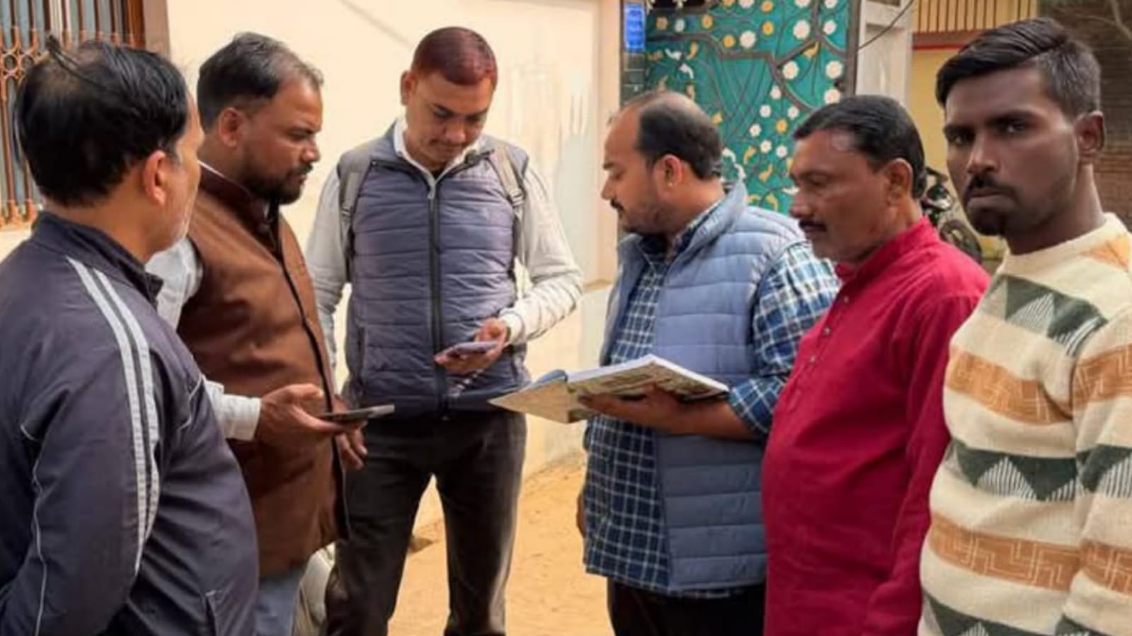 प्रतिनिधि अंकित द्वारा 'एसआईआर' को 'रफ्तार': कैंप एवं डोर-टू-डोर भरवाए फॉर्म