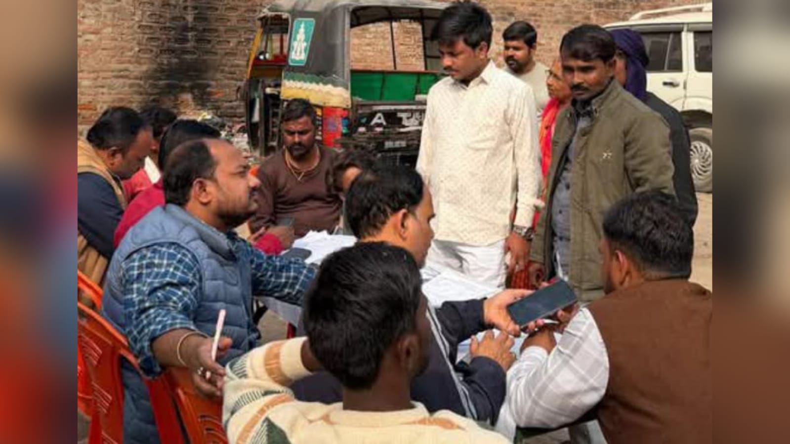 प्रतिनिधि अंकित द्वारा 'एसआईआर' को 'रफ्तार': कैंप एवं डोर-टू-डोर भरवाए फॉर्म