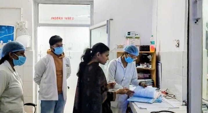 डीएम के छापे में 'स्वास्थ्य व्यवस्था' की खुली 'पोल': डाक्टरों सहित 'सोलह कर्मियों' पर 'गाज'