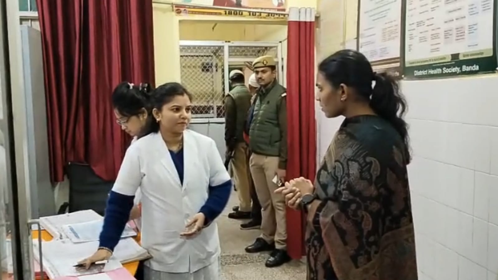 डीएम के छापे में 'स्वास्थ्य व्यवस्था' की खुली 'पोल': डाक्टरों सहित 'सोलह कर्मियों' पर 'गाज'