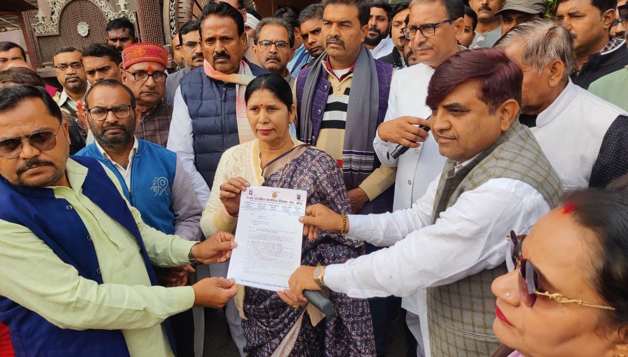 टीईटी की 'बाध्यता' के खिलाफ 'शिक्षकों' का उमड़ा सैलाब: सांसद को सौंपा ज्ञापन