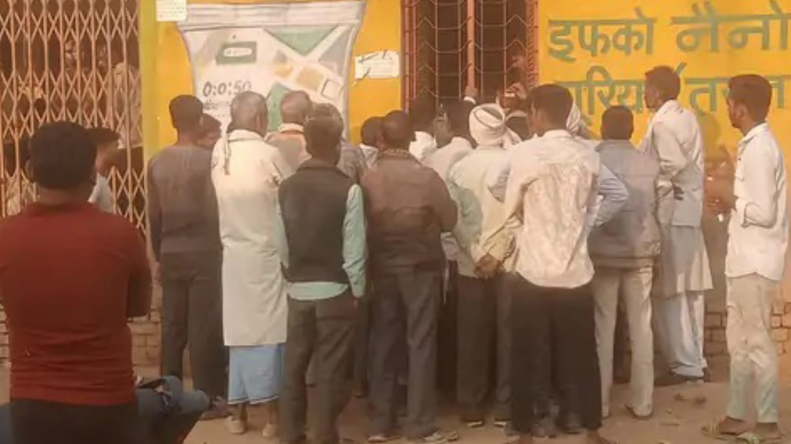 यूरिया संकट का तगड़ा झटका: किसान 'फसल' बचाने को बेहाल, बाजार में 'दोगुना' दाम