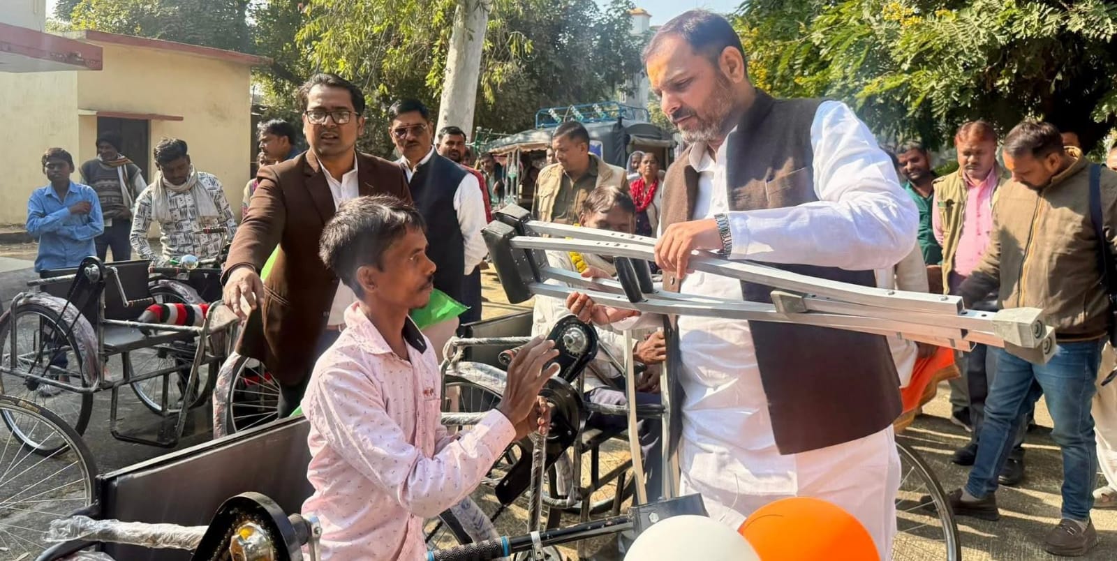 विधायक प्रकाश बोले- दिव्यांगजन 'आत्मबल' की 'दिव्य' ज्योति: बांटे 'ट्राईसाइकिल व कृत्रिम अंग'
