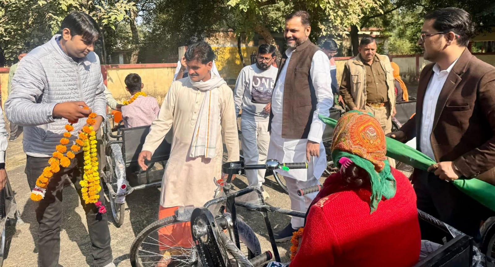 विधायक प्रकाश बोले- दिव्यांगजन 'आत्मबल' की 'दिव्य' ज्योति: बांटे 'ट्राईसाइकिल व कृत्रिम अंग'