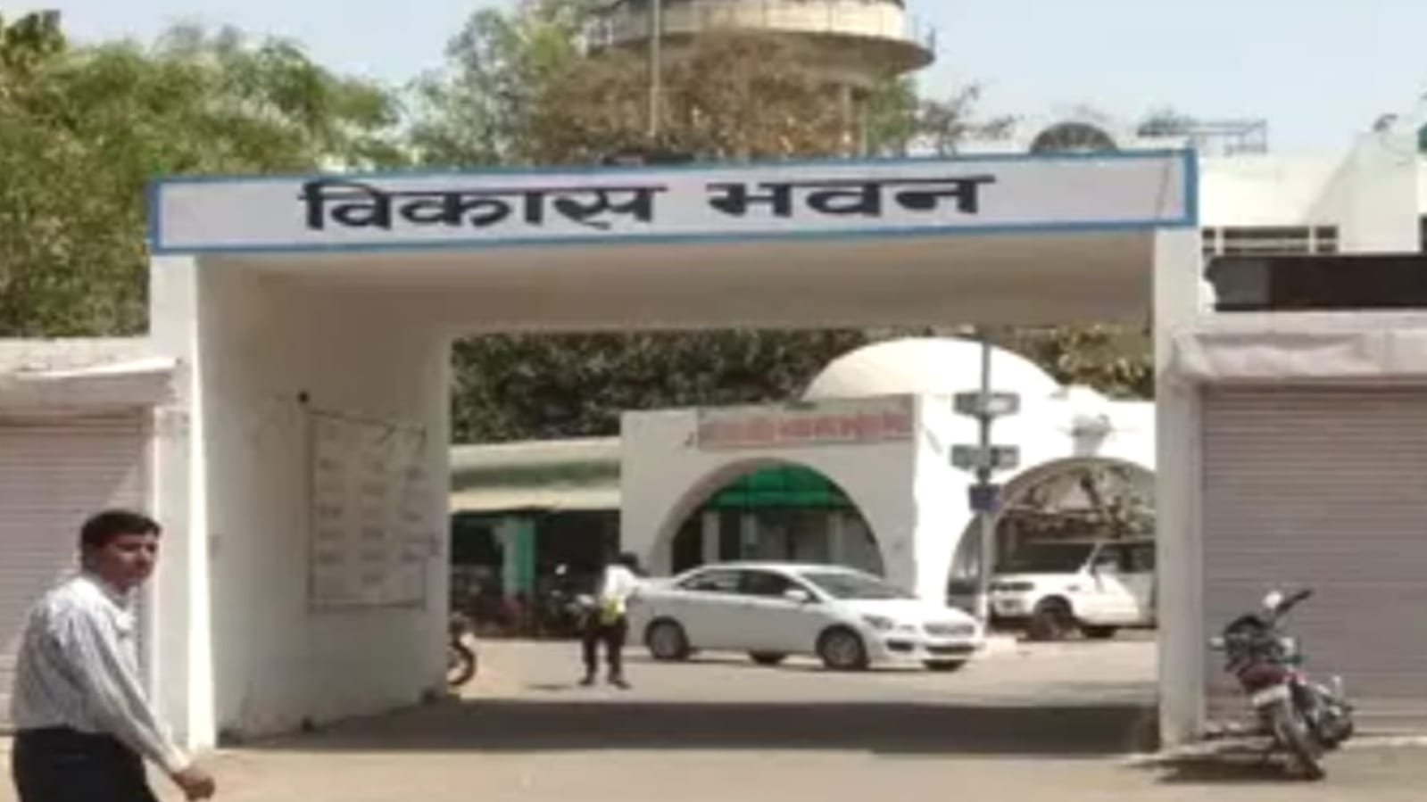 डीएम रीभा का 'विकास भवन' में 'छापा': 11 अफसर गायब 35 कर्मियों का रोका 'वेतन'