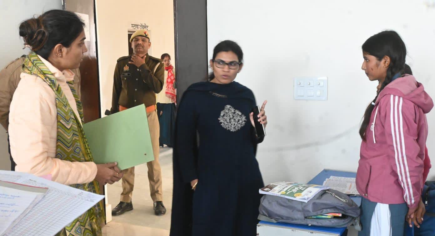 डीएम के 'छापे' में शिक्षा व्यवस्था 'बेनकाब': कहा- 'लापरवाही' नहीं बर्दाश्त, स्टाफ पर गिरी 'गाज'