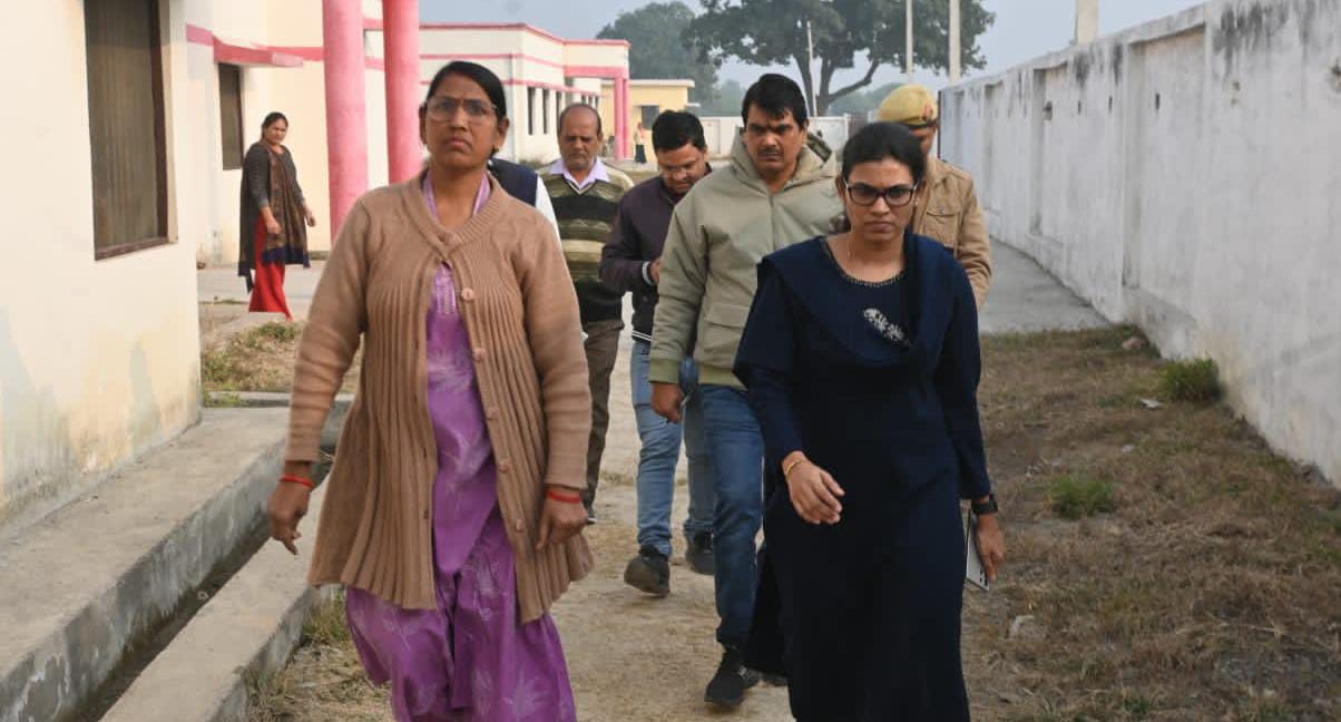 डीएम के 'छापे' में शिक्षा व्यवस्था 'बेनकाब': कहा- 'लापरवाही' नहीं बर्दाश्त, स्टाफ पर गिरी 'गाज'