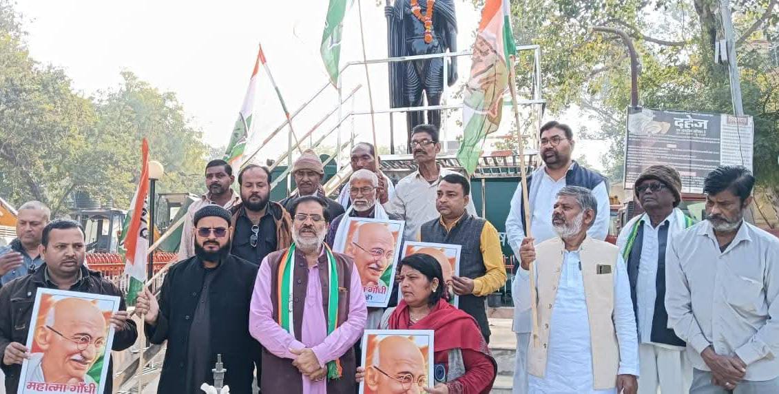 मनरेगा विवाद ने पकड़ा तूल: गांधी का नाम हटाने पर कांग्रेस का सड़कों पर 'हल्ला-बोल'