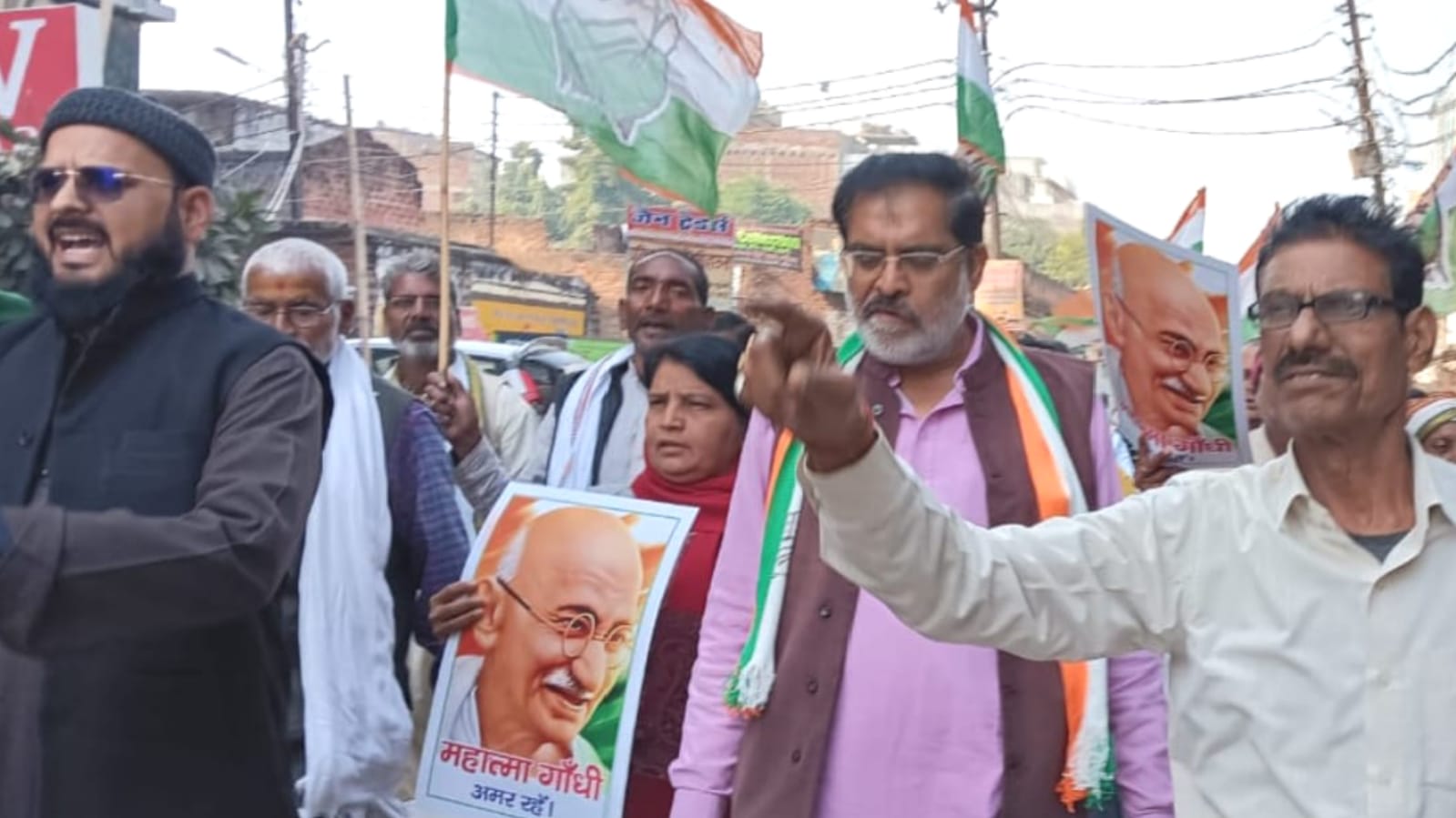 मनरेगा विवाद ने पकड़ा तूल: गांधी का नाम हटाने पर कांग्रेस का सड़कों पर 'हल्ला-बोल'
