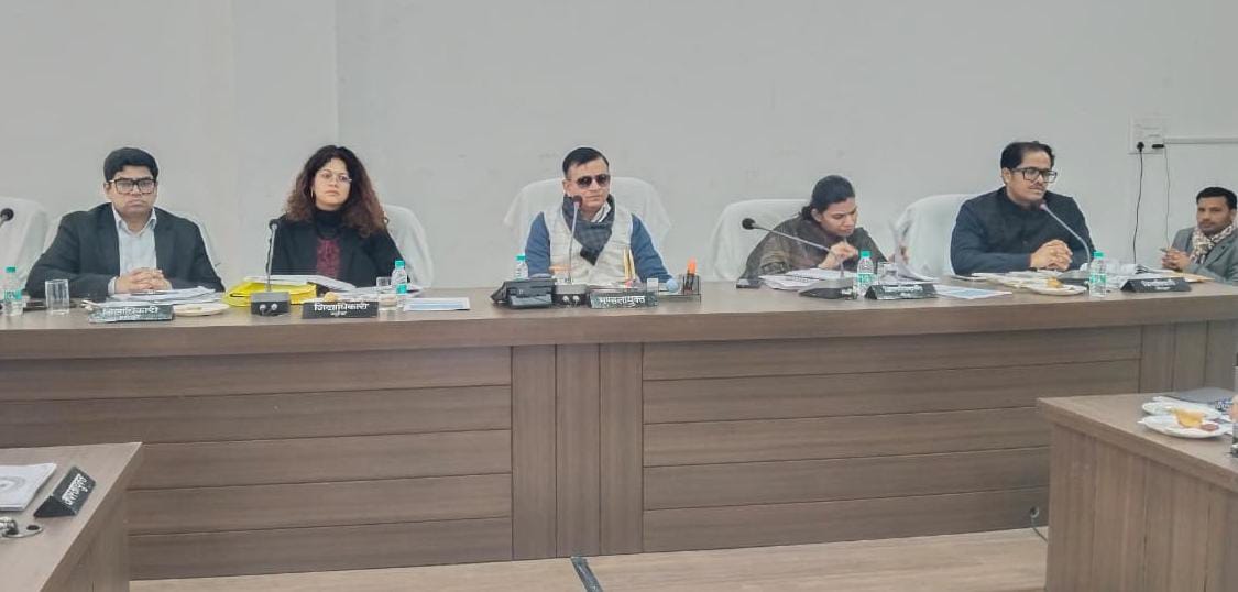 आयुक्त का चला 'डंडा' : अफसरों पर गिरी गाज, योजनाओं में 'तेजी' के कड़े निर्देश