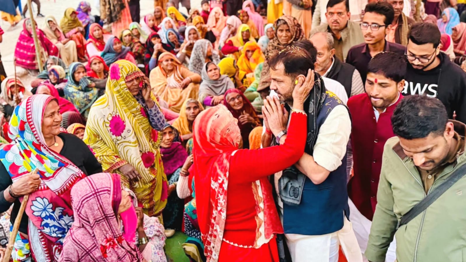 विधायक प्रकाश 'मजलूमों' की बने 'ढाल': कंबल वितरण से 'ठिठुरते चेहरों' पर आई 'मुस्कान'