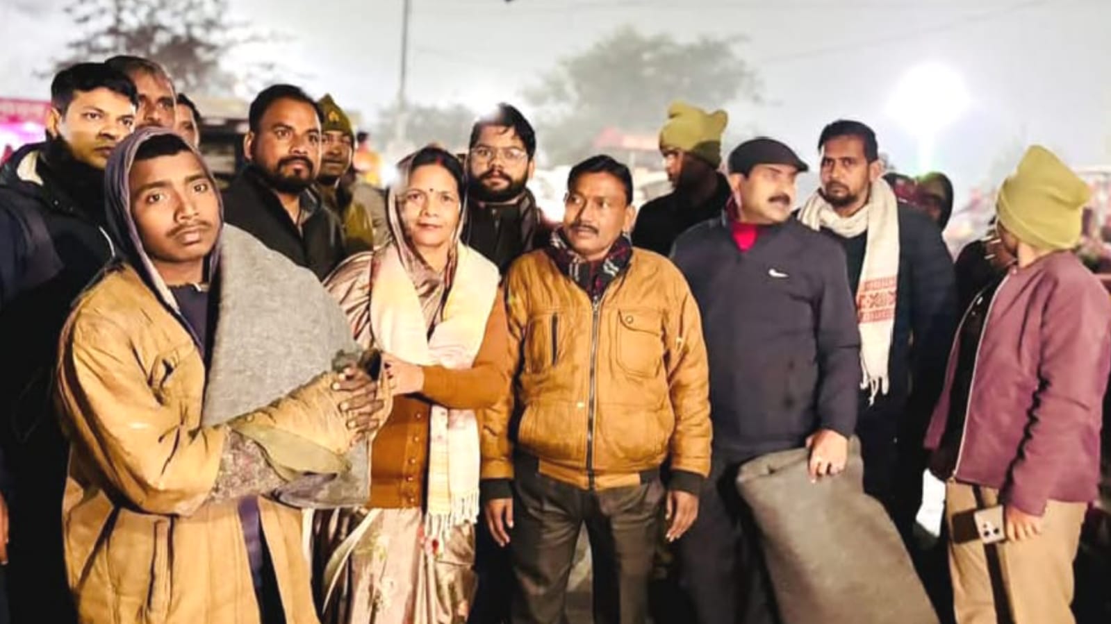 अध्यक्ष मालती द्वारा ठंड में 'करुणा' की गर्माहट: जरूरतमंदों को बांटे 'कंबल'