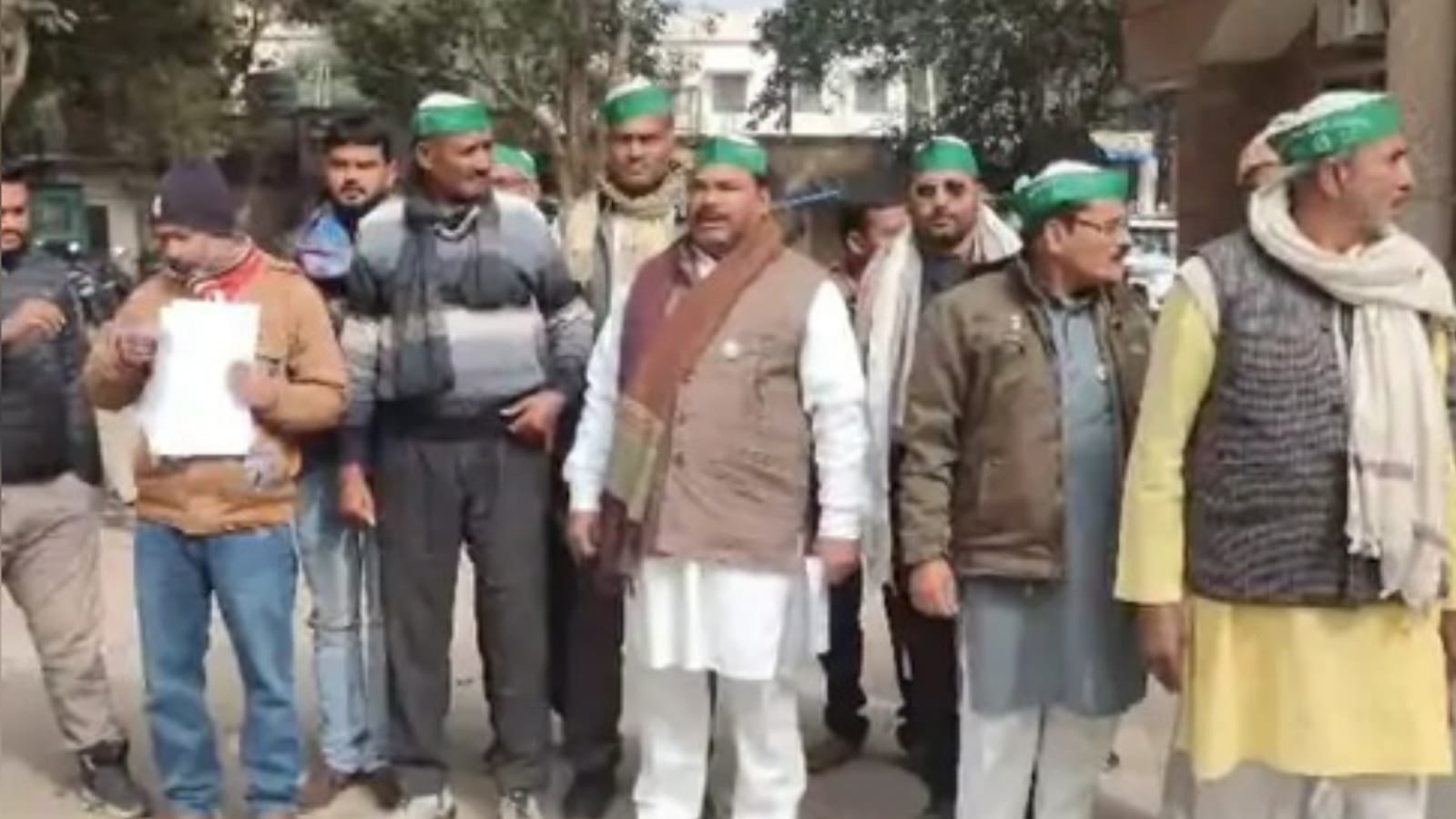 आवारा मवेशी व खराब नलकूप ने 'तोड़ी किसानों की कमर' : भाकियू का 'चेतावनी' भरा ज्ञापन