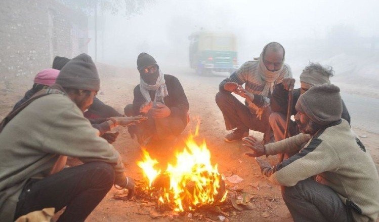 कड़ाके की ठंड ने बांदा को जकड़ा: गलन से जनजीवन ठप, लोग घरों में हुए कैद