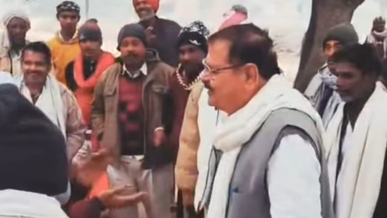 विधायक विशंभर ‘कौड़ा संस्कृति’ के साथ जनता के बीच: अलाव पर 'सुलझीं' की समस्याएं