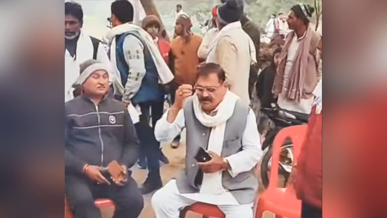 विधायक विशंभर ‘कौड़ा संस्कृति’ के साथ जनता के बीच: अलाव पर 'सुलझीं' की समस्याएं