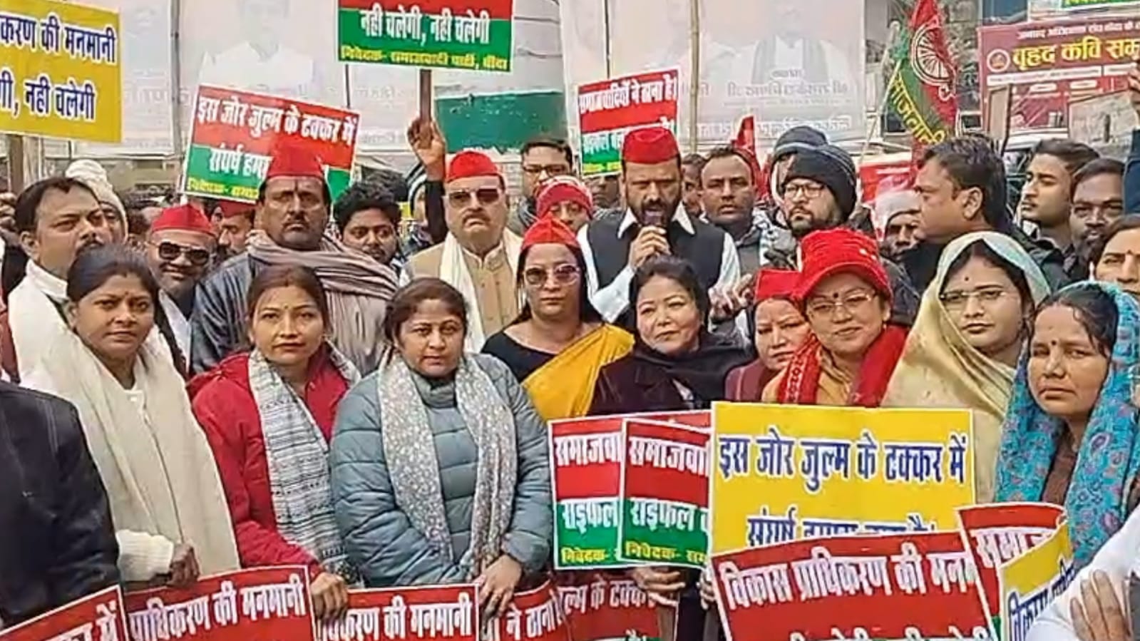 प्रशासनिक 'हठधर्मिता' पर 'भड़के' विधायक विशंभर: राइफल क्लब नीलामी पर सपा का 'जोरदार' प्रदर्शन
