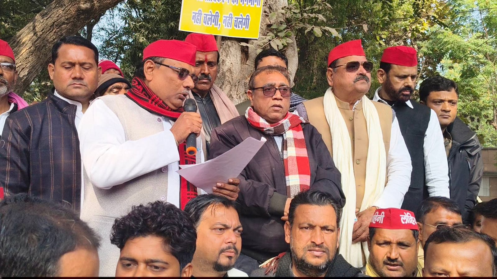 प्रशासनिक 'हठधर्मिता' पर 'भड़के' विधायक विशंभर: राइफल क्लब नीलामी पर सपा का 'जोरदार' प्रदर्शन