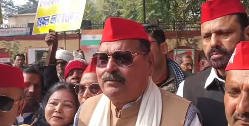 प्रशासनिक 'हठधर्मिता' पर 'भड़के' विधायक विशंभर: राइफल क्लब नीलामी पर सपा का 'जोरदार' प्रदर्शन