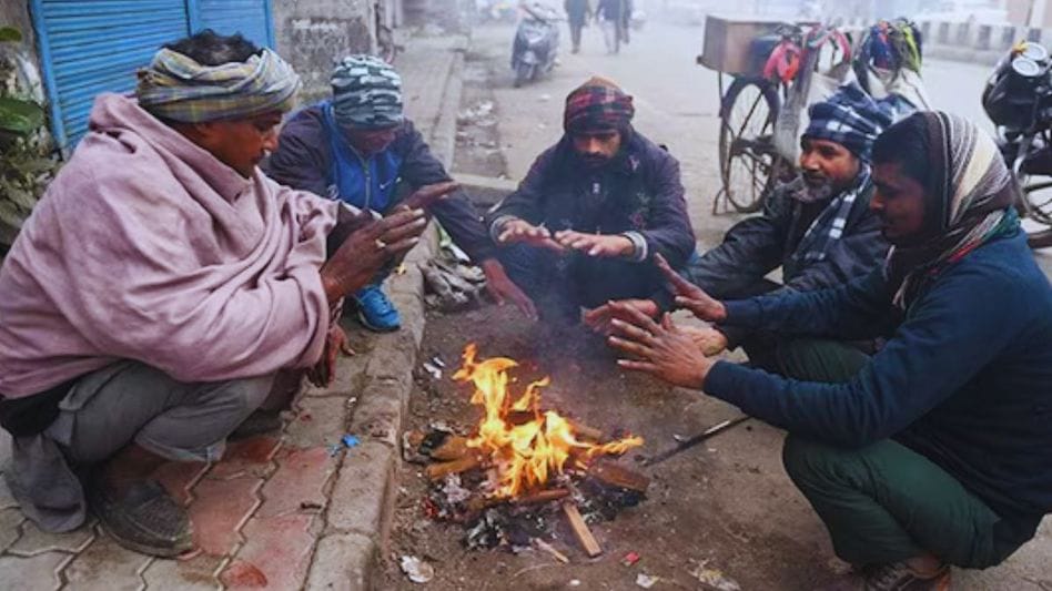 बांदा में 'ठंड के कहर' से कोहराम: सर्दी 'वंदेभारत' की 'गति' पर, जनजीवन 'थरथराया'