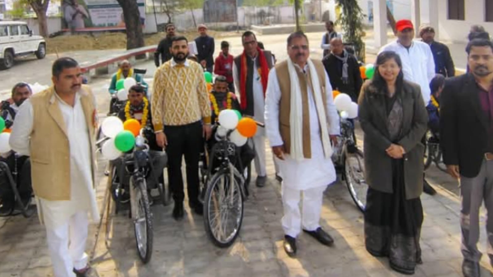विधायक विशंभर की 'मानवता' बनी प्रेरणा: मोटराइज्ड साइकिल से 'दिव्यांगों' के खिले चेहरे