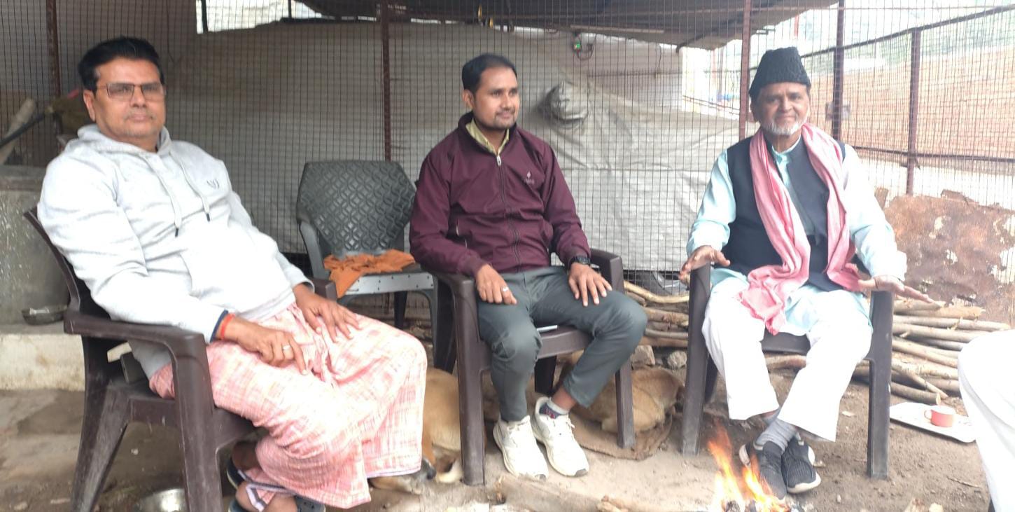 सपा नेता अशोक सिंह की 'कौड़ा संस्कृति' में चुनावी मंथन: 'रणनीति' का 'केंद्र' बना उनका ‘हाता’