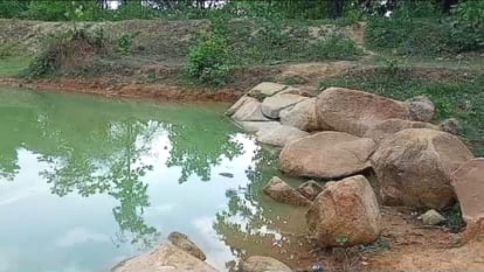 तीन साल की हंसी तालाब में समा गई: खेलते हुए 'बुझ' गया शिवांश, गांव में पसरा सन्नाटा