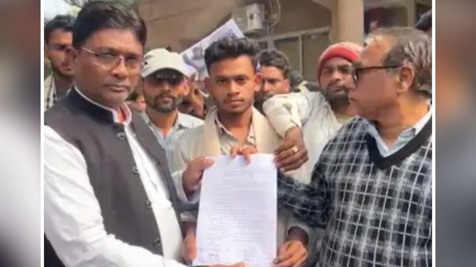 महाराजा खंगार 'खंडित प्रतिमा' पर फूटा गुस्सा: समाज का प्रशासन को 'अल्टीमेटम'
