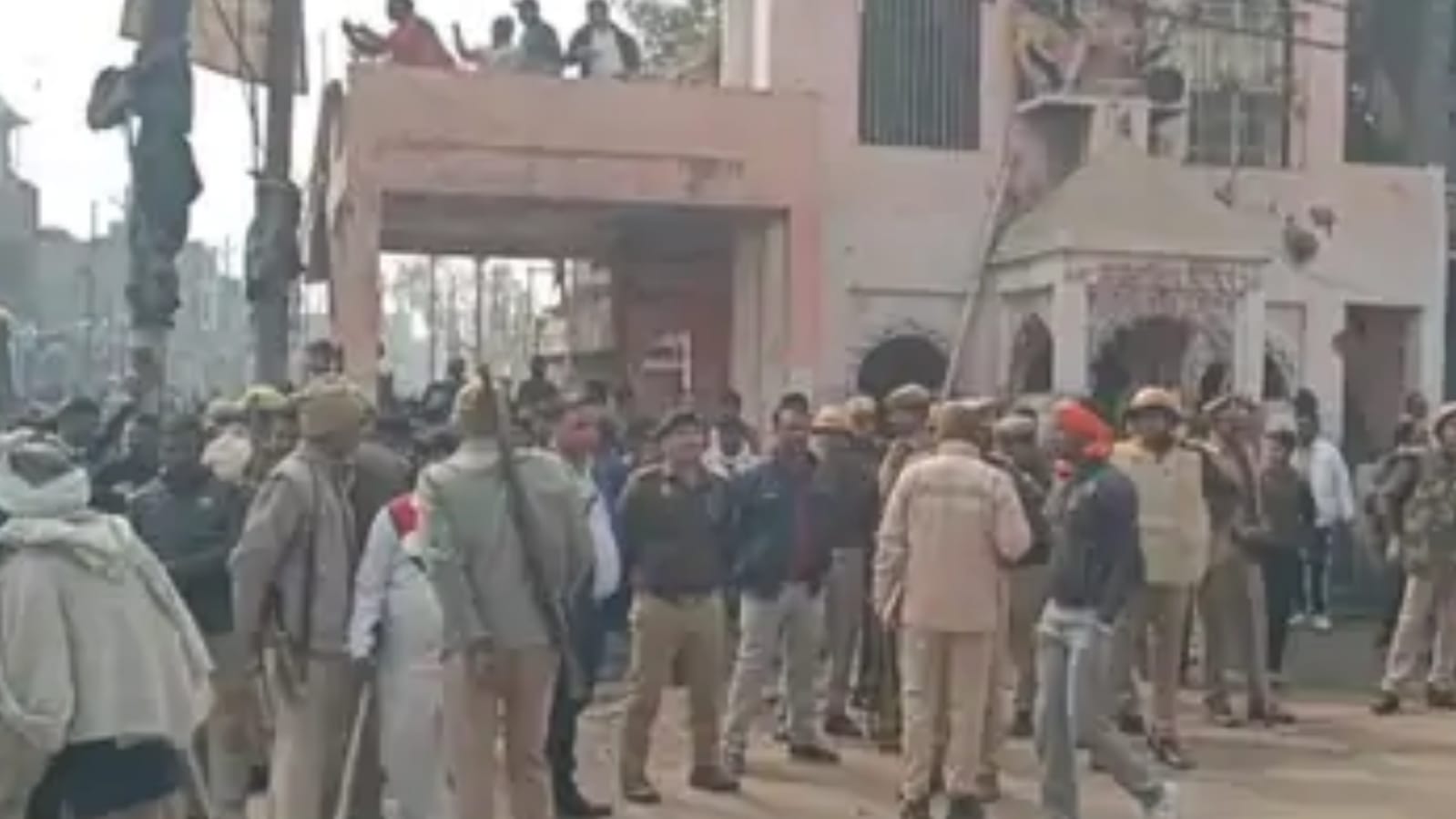 अतिक्रमण पर प्रशासन का 'गरजा' बुलडोजर: मुख्य चौराहे पर 'ध्वस्तीकरण' से हड़कंप