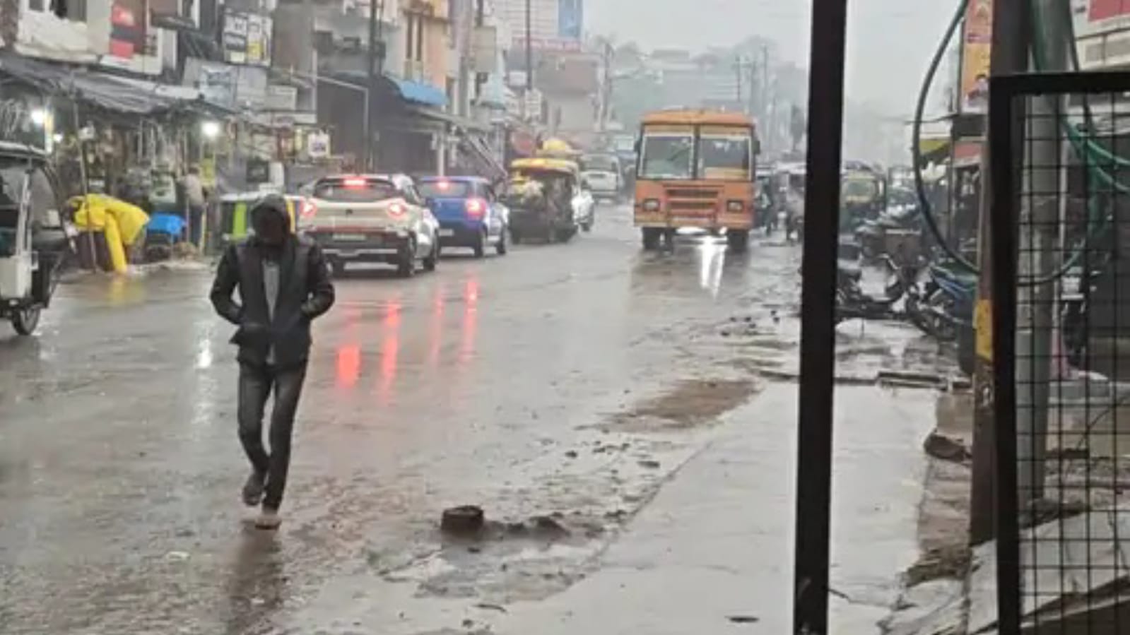 बारिश ने 'बदला' मौसम का मिजाज: ठंड से 'जनजीवन' प्रभावित, किसानों की बढ़ी चिंता