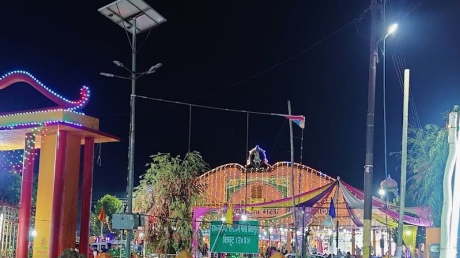 चित्रकूट। जिले में आयोजित होने वाला 53 वां पांच दिवसीय राष्ट्रीय रामायण मेले की शुरुवात इस बार 15 मार्च शिवरात्रिसे होगी। इस मेले के इतिहास के झरोखों में जायें तो इसकी परिकल्पना समाजवादी चिंतक डॉ राम मनोहर लोहिया ने की थी। 1973 में शुरू हुए इस राष्ट्रीय रामायण मेले में अब तक देश के पूर्व प्रधानमंत्री मोरारजी देसाई और अटल बिहारी बाजपेयी समेत दर्जनों केंद्रीय मंत्री, मुख्यमंत्री और राज्यपाल शिरकत कर जहां आयोजन की शोभा बढ़ाते रहे हैं।