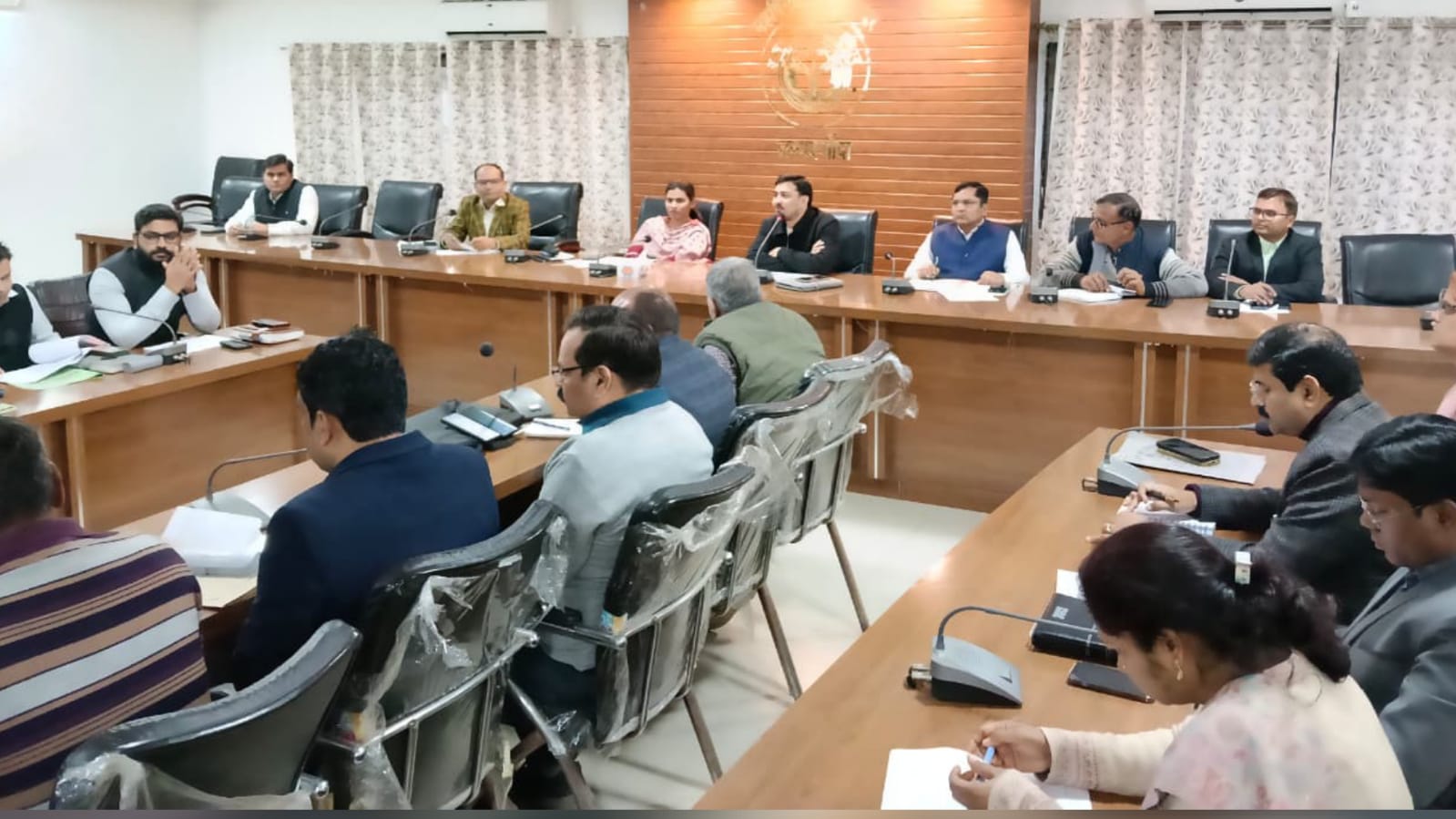 डीएम की 'फटकार' से अफसरों में हड़कंप: मांगा स्पष्टीकरण, बकायेदारों पर 'कसेगी' नकेल
