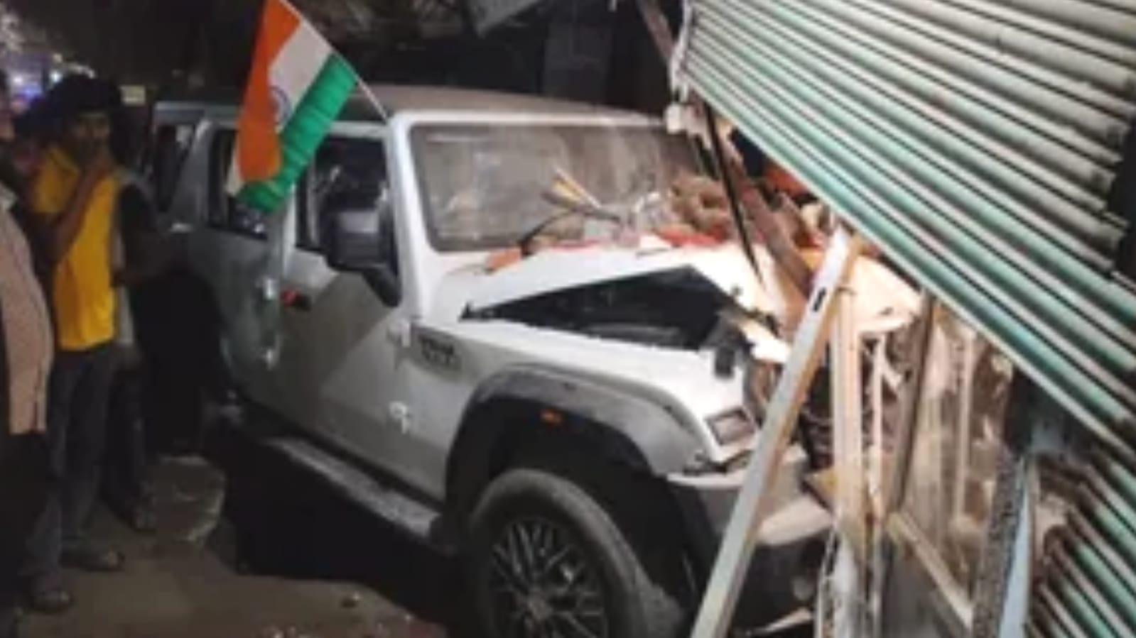थाने के सामने मौत का तांडव: बेकाबू थार ने युवक को रौंदा, दुकान में मची तबाही