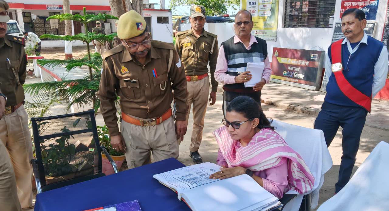 डीएम का थाने में औचक निरीक्षण: रजिस्टरों की जांच में पकड़ीलापरवाही, मचा हड़कंप